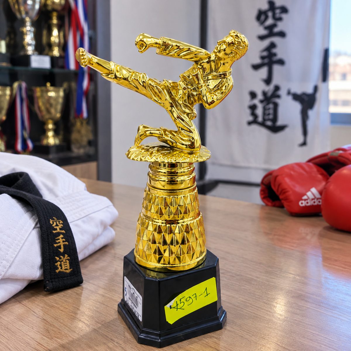 كأس كاراتيه ذهبي بركلة طائرة Golden Karate Flying Kick Trophy 4597-1