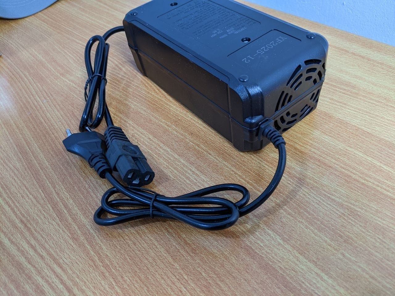 شاحن دراجة كهربائية OG بقوة 48 فولت 12 أمبير | OG Electric Scooter Charger 48V 12Ah