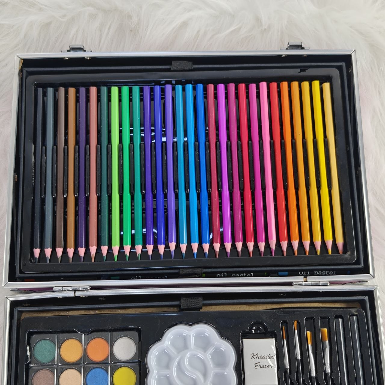 حقيبة أدوات الرسم والتلوين للأطفال – Art Set in Cute Bear Case مجموعة فنية مميزة بتصميم لطيف تمنح الأطفال تجربة ممتعة في الرسم، التلوين، والإبداع كل يوم