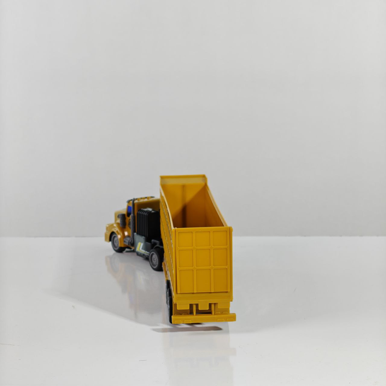 شاحنة E-Engineering Transporter 9 لعبة دفع للأطفال