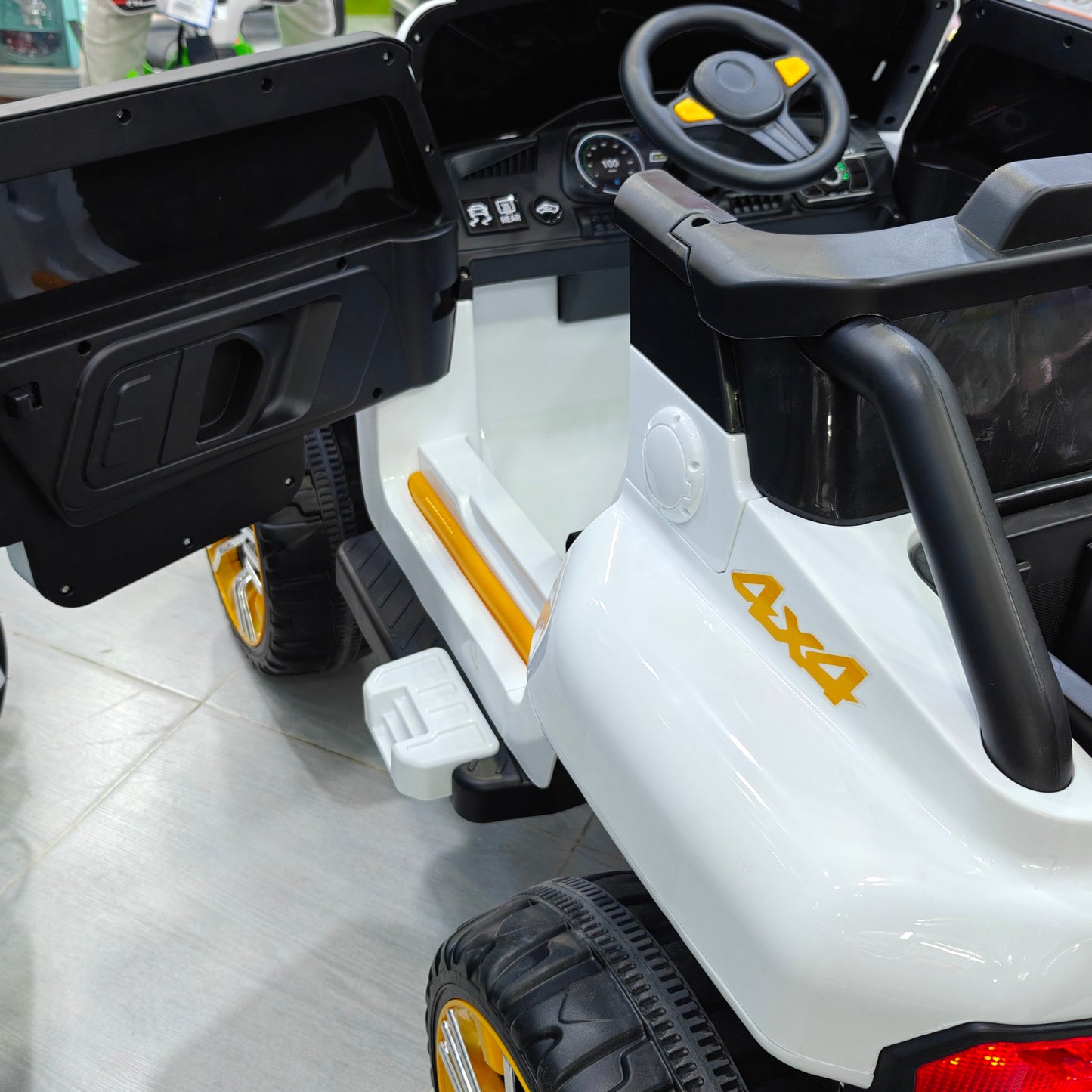 سيارة جيب كهربائية للأطفال BETTER 4x4 | BETTER 4x4 Kids Electric Ride-On Jeep