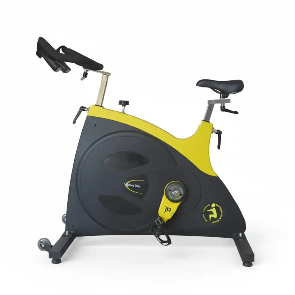 دراجة تمارين داخلية (Spinning Bike) باللونين الأصفر والأسود.