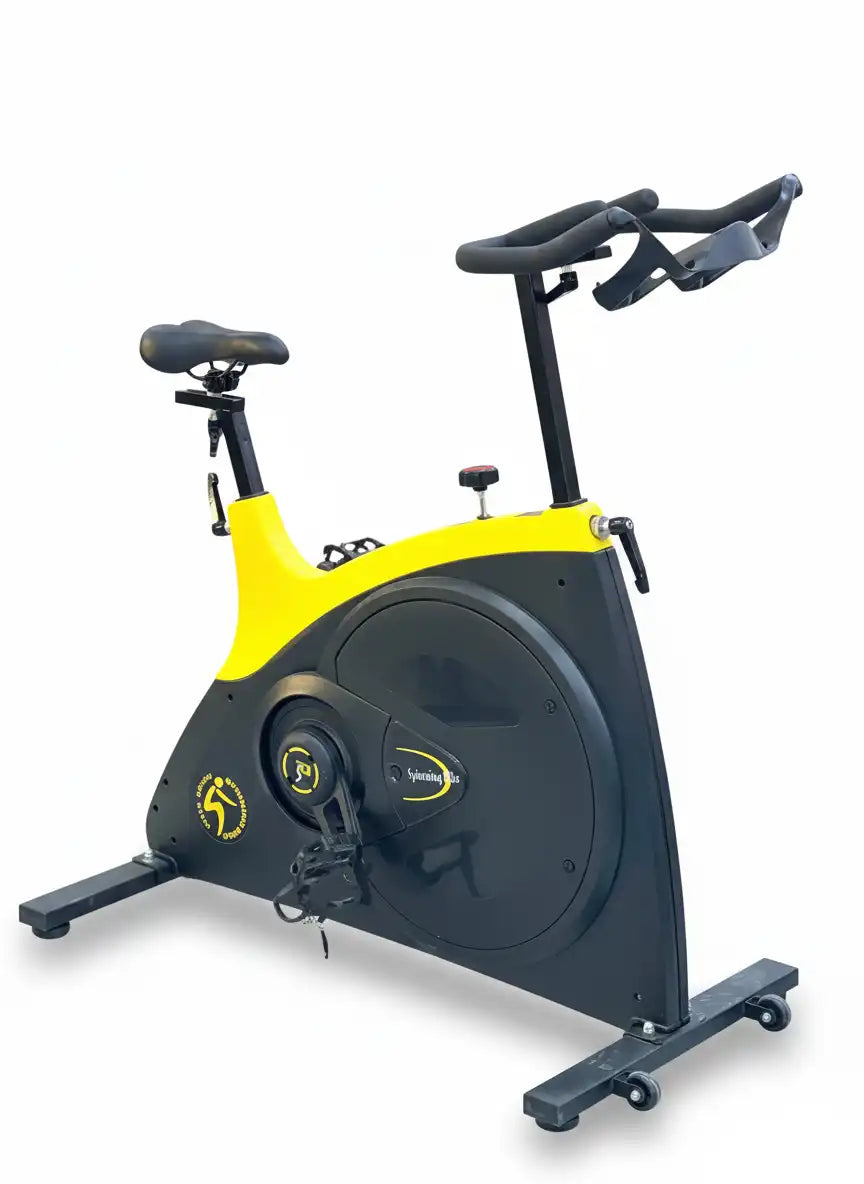 دراجة تمارين داخلية (Spinning Bike) باللونين الأصفر والأسود.