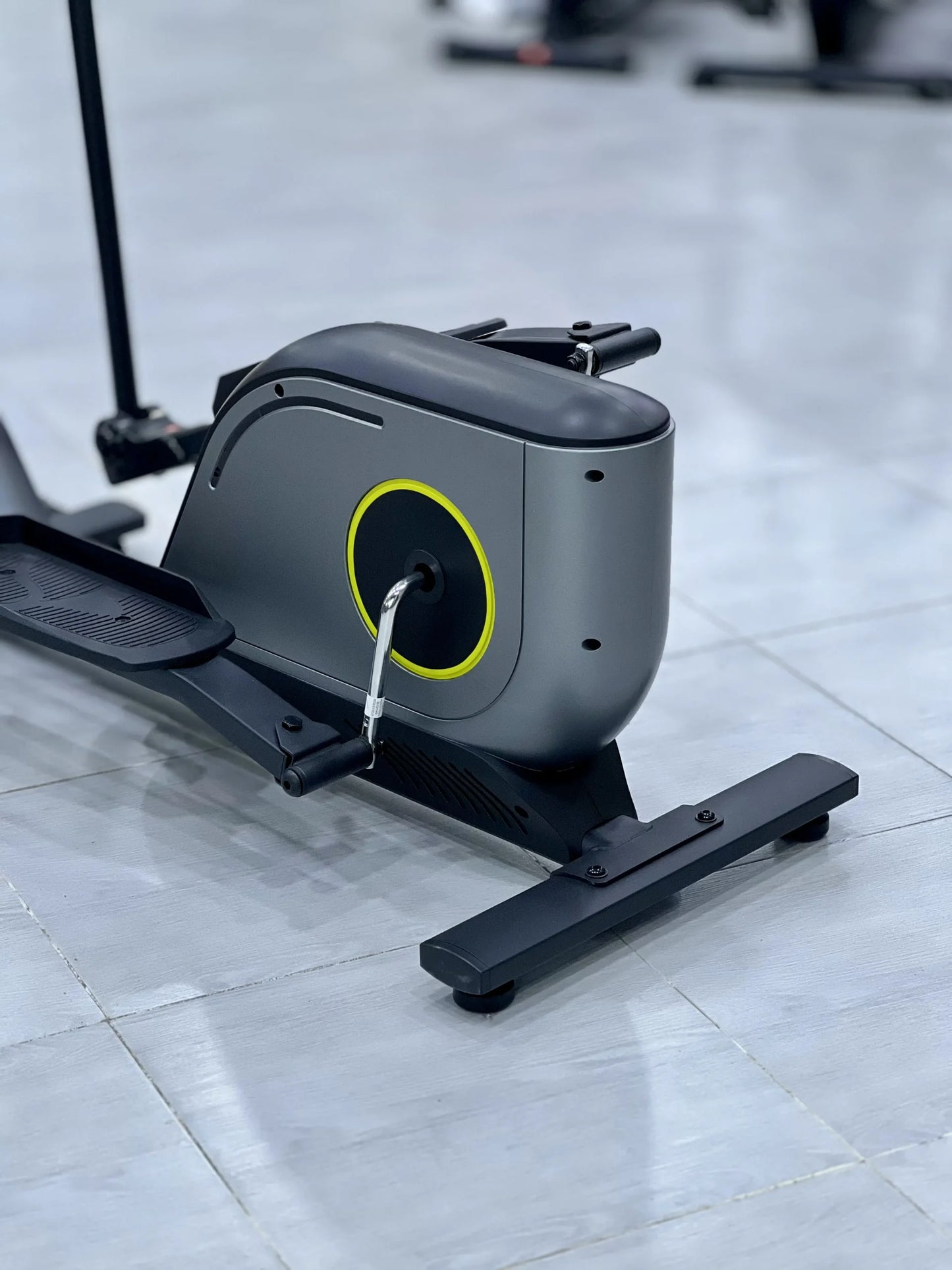 آلة تمارين بيضاوية (Elliptical Trainer) 110 KG دفع أمامي
