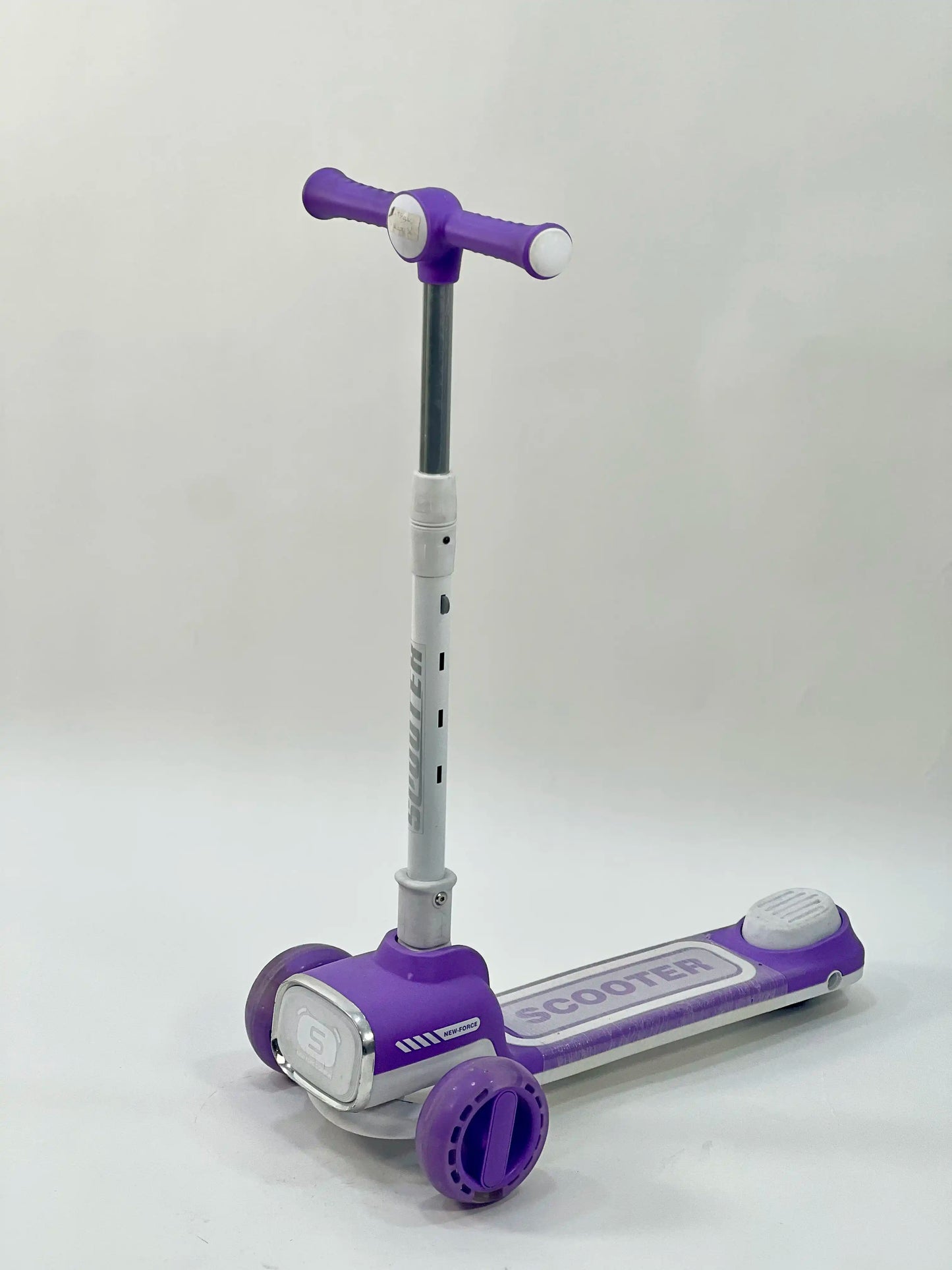 سكوتر أطفال  ثلاثي العجلات  Kids 3-Wheel Scooter with Lights & Sounds