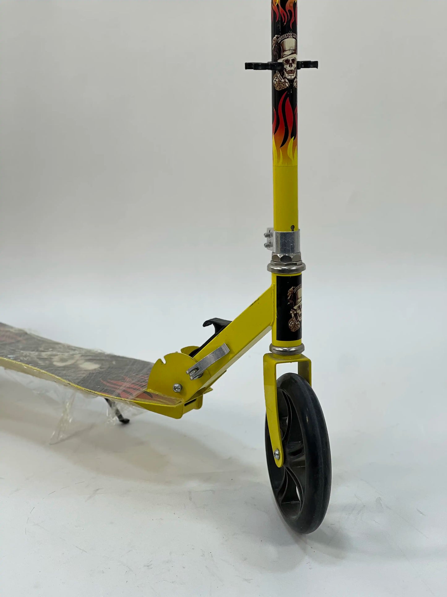 سكوتر ركلة أصفر برسومات جمجمة – Yellow Skull Kick Scooter
