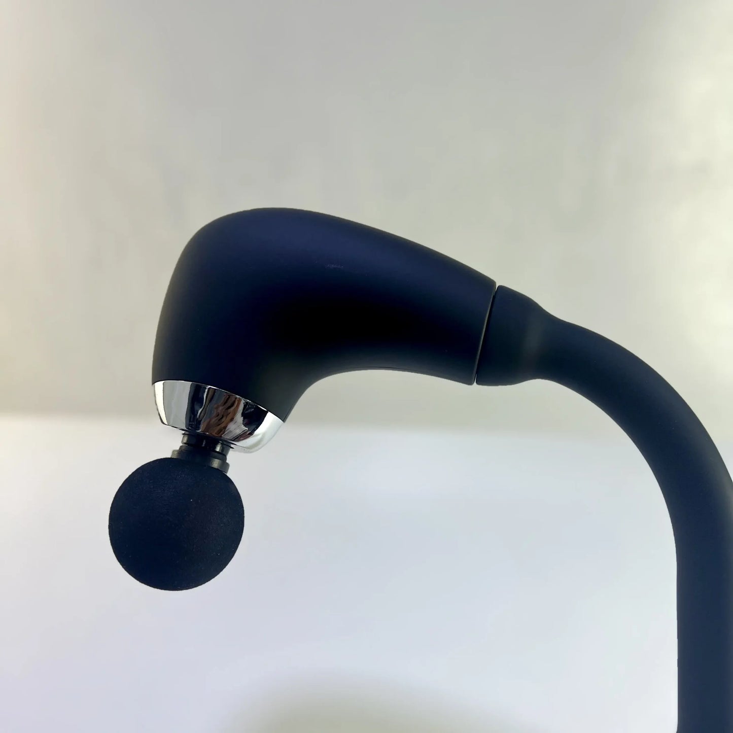 مسدس تدليك محمول MASSAGE GUN