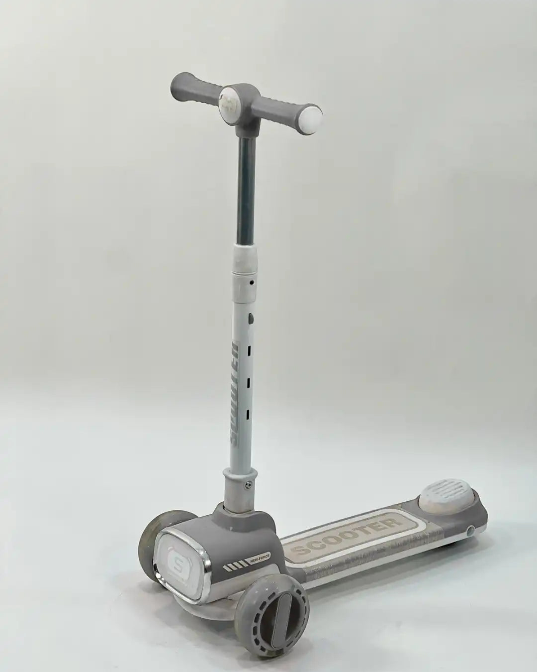 سكوتر أطفال  ثلاثي العجلات  Kids 3-Wheel Scooter with Lights & Sounds