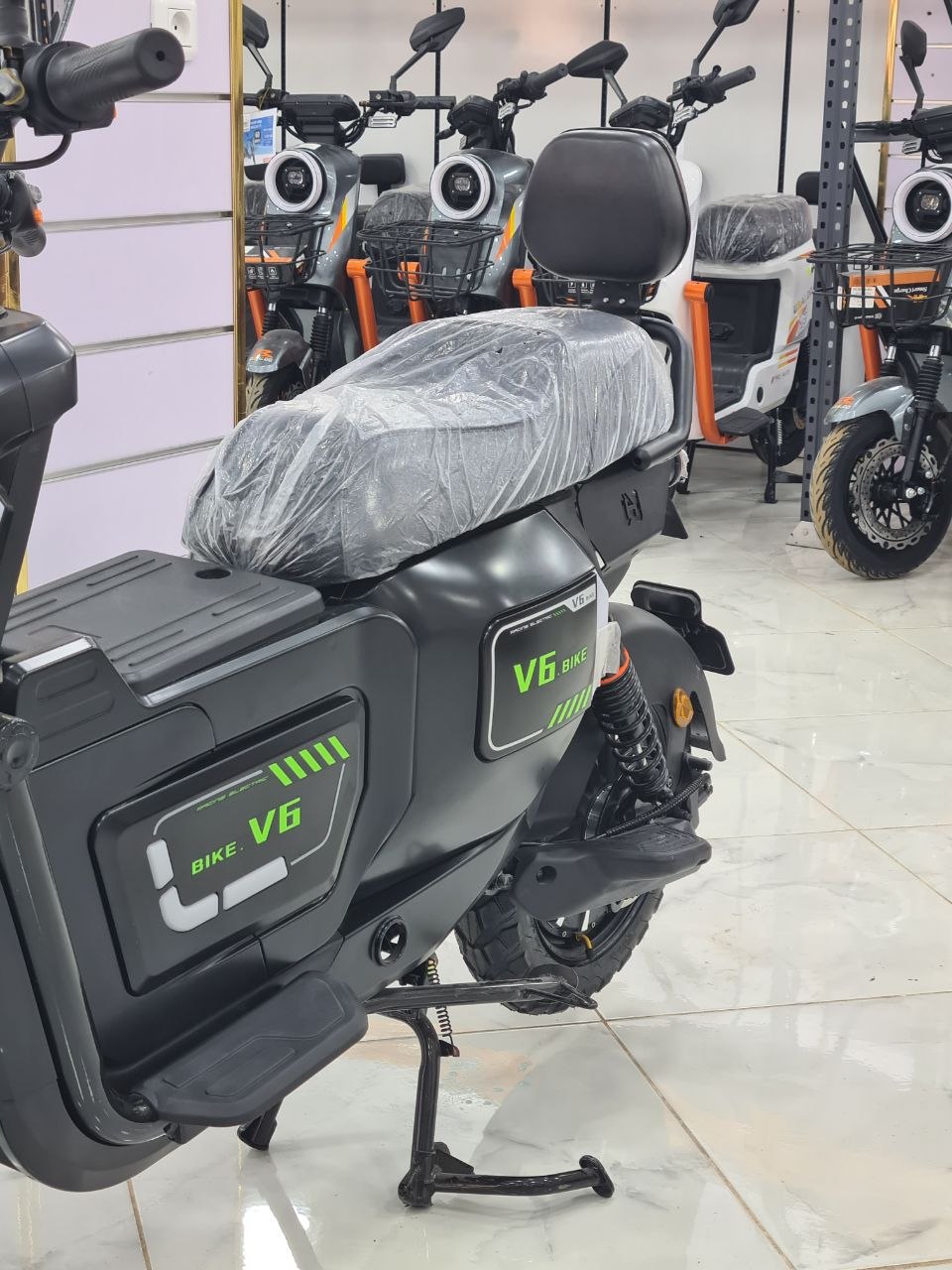 موطو كهربائية V6 للكبار بتصميم عصري ومصباح LED | V6 Electric Scooter for Adults with LED Headlight