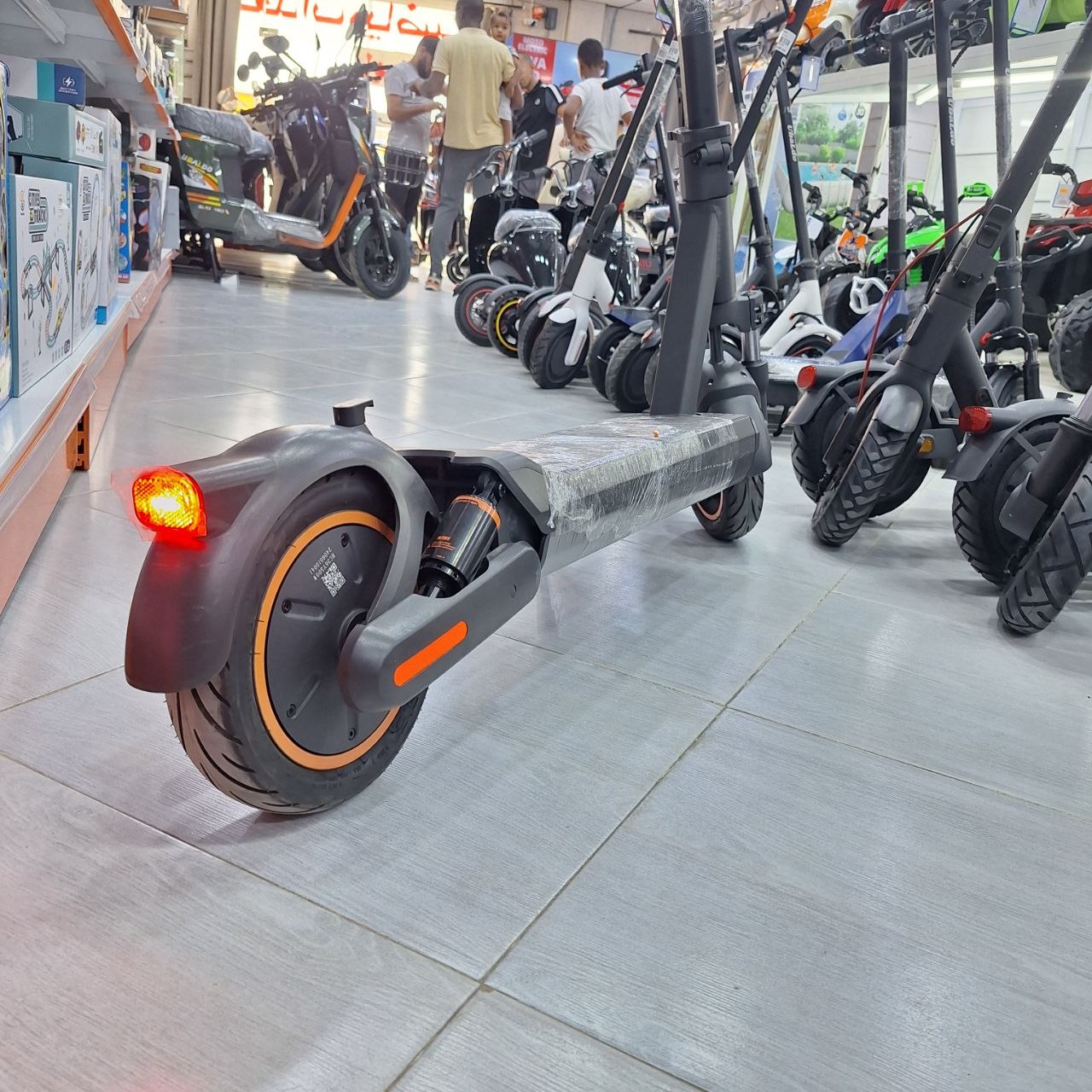 سكوتر كهربائي UBALDO EM11B-1 للشباب والكبار بمحرك 500W وعجلات 10 إنش | UBALDO EM11B-1 Electric Scooter 500W