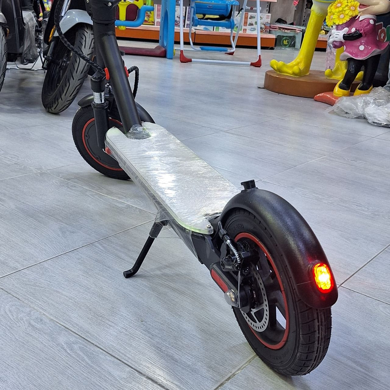 سكوتر كهربائي أسود قابل للطي للشباب والكبار بإضاءة أمامية وتصميم رياضي | Black Foldable Electric Scooter for Youth &amp; Adults