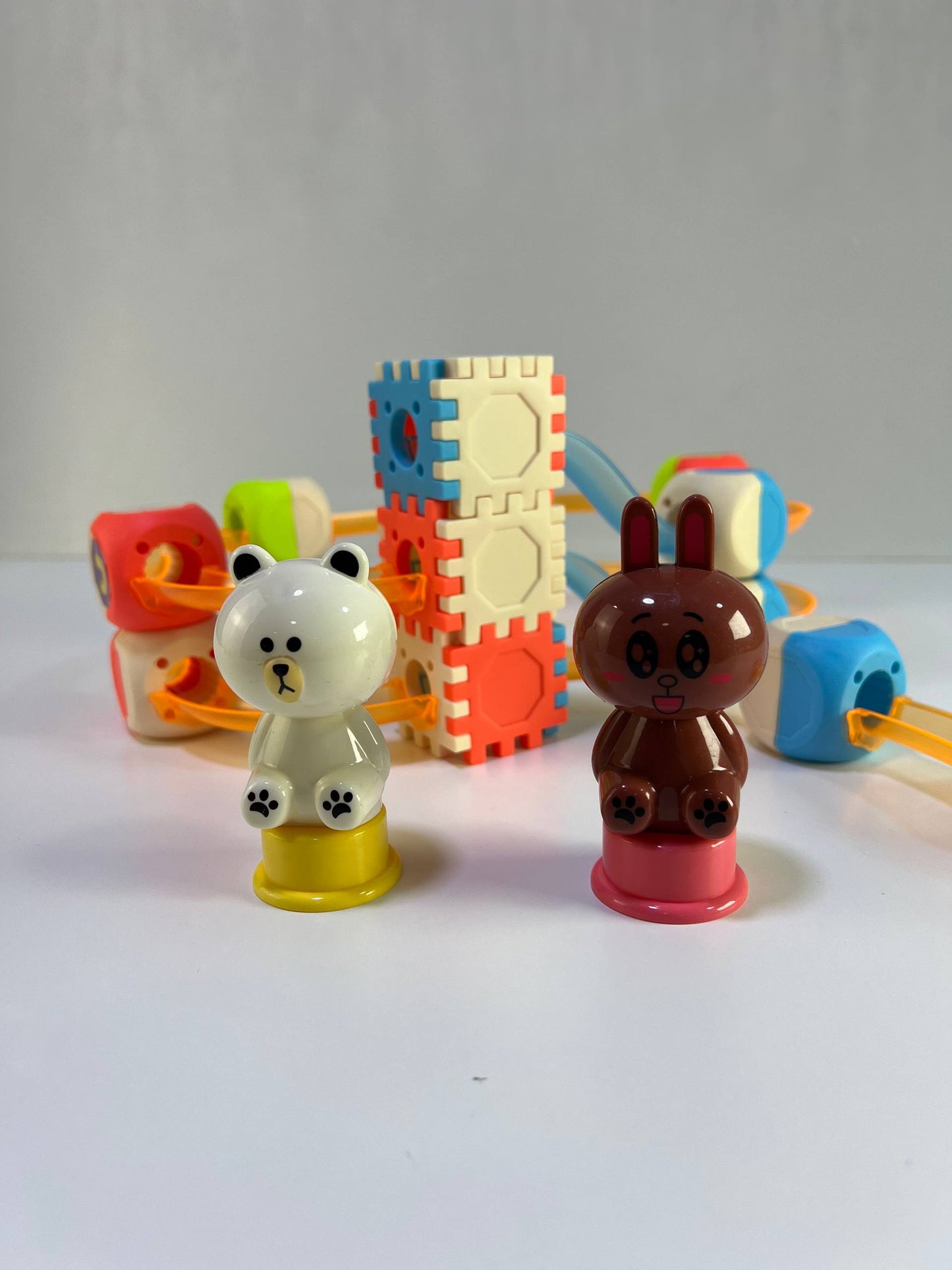 صندوق من مكعبات البناء المغناطيسية Jiazhi Toy Leader، وهي نوع من ألعاب بناء البلاط المغناطيسي.