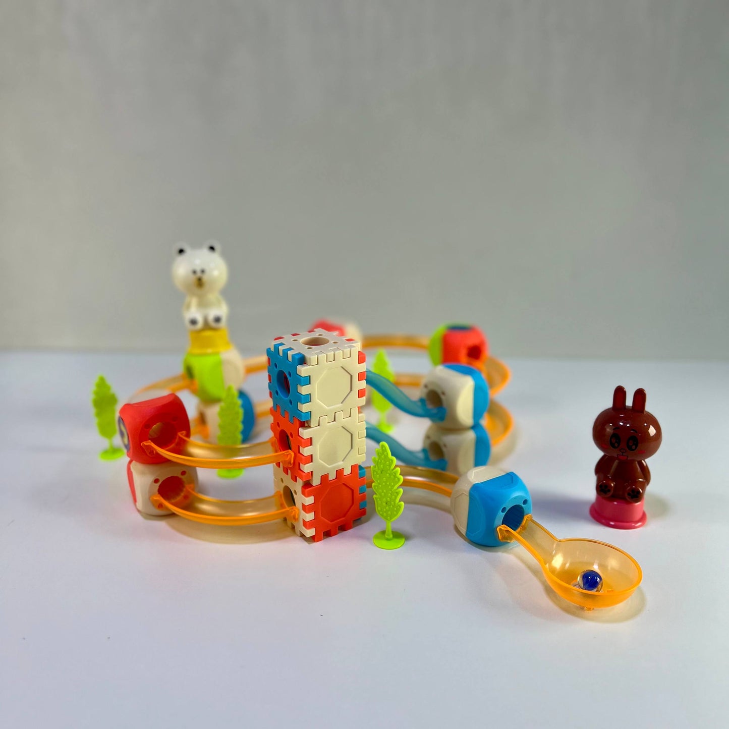 صندوق من مكعبات البناء المغناطيسية Jiazhi Toy Leader، وهي نوع من ألعاب بناء البلاط المغناطيسي.
