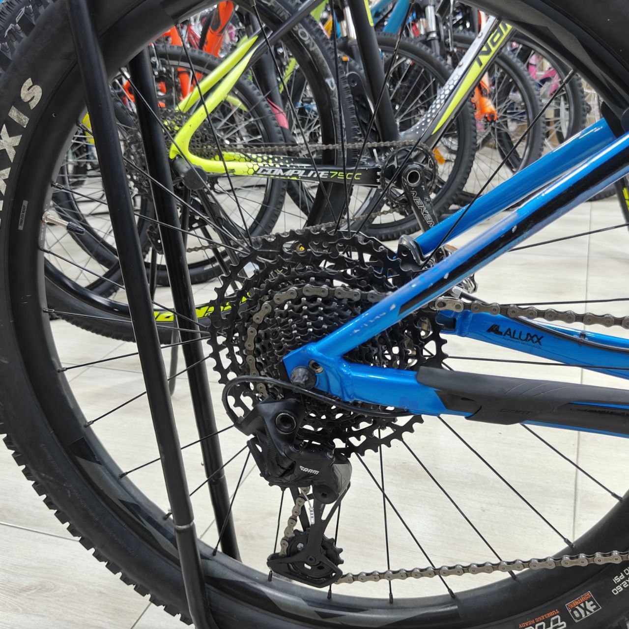 دراجة جبلية بنظام تعليق كامل بمكونات SRAM | Full Suspension Mountain Bike with SRAM Drivetrain
