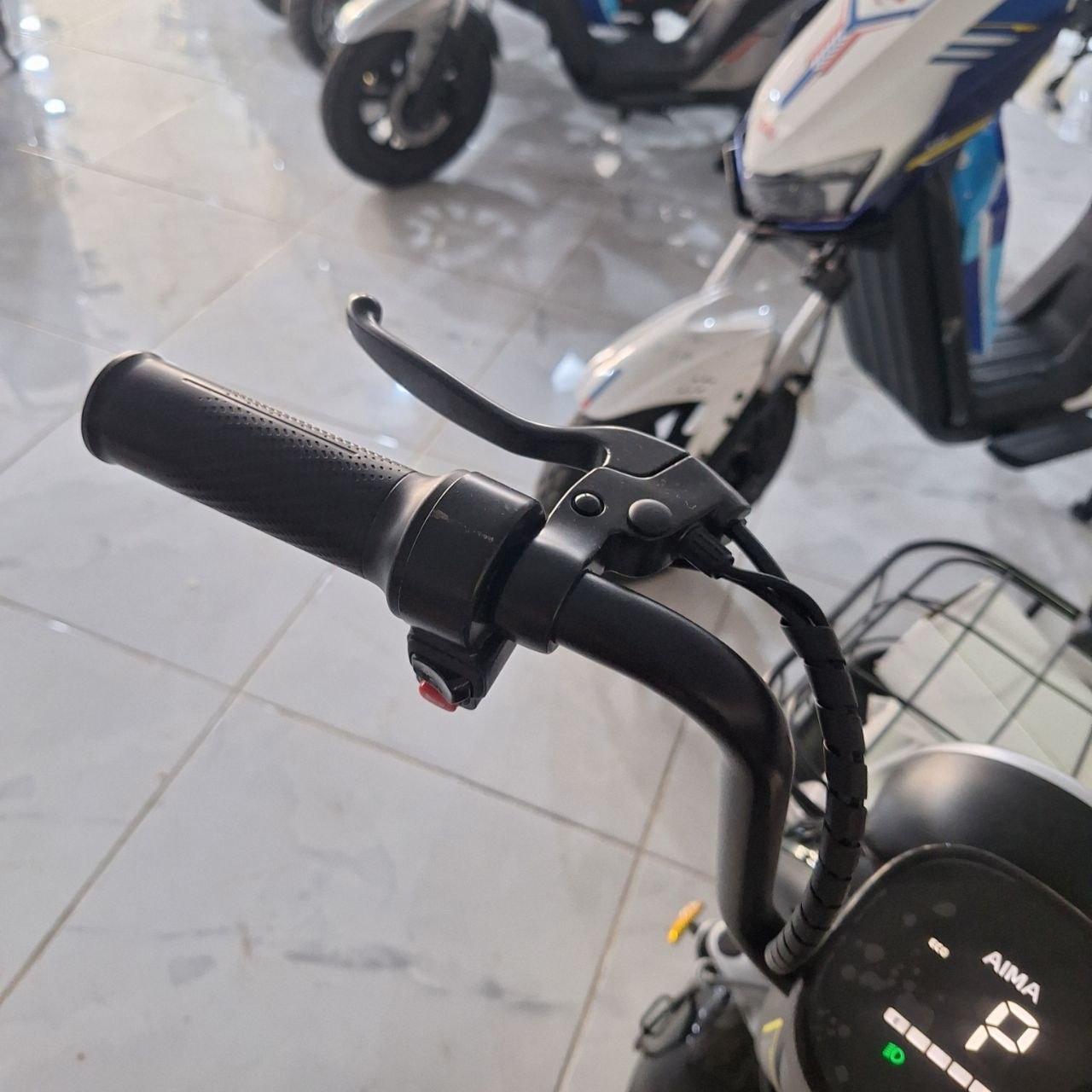 دراجة كهربائية AIMA بمقعدين وسلة أمامية – أسود | Electric Bike