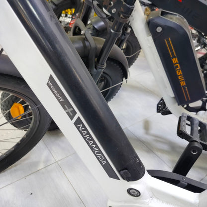 دراجة كهربائية Nakamura Crosscity+ بسلة أمامية وحامل خلفي – أبيض | Nakamura Crosscity+ Cargo E-Bike