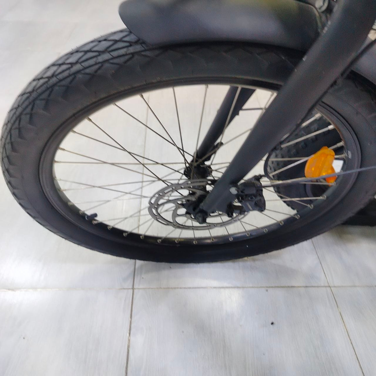 دراجة كهربائية Nakamura Crosscity+ بسلة أمامية وحامل خلفي – أبيض | Nakamura Crosscity+ Cargo E-Bike