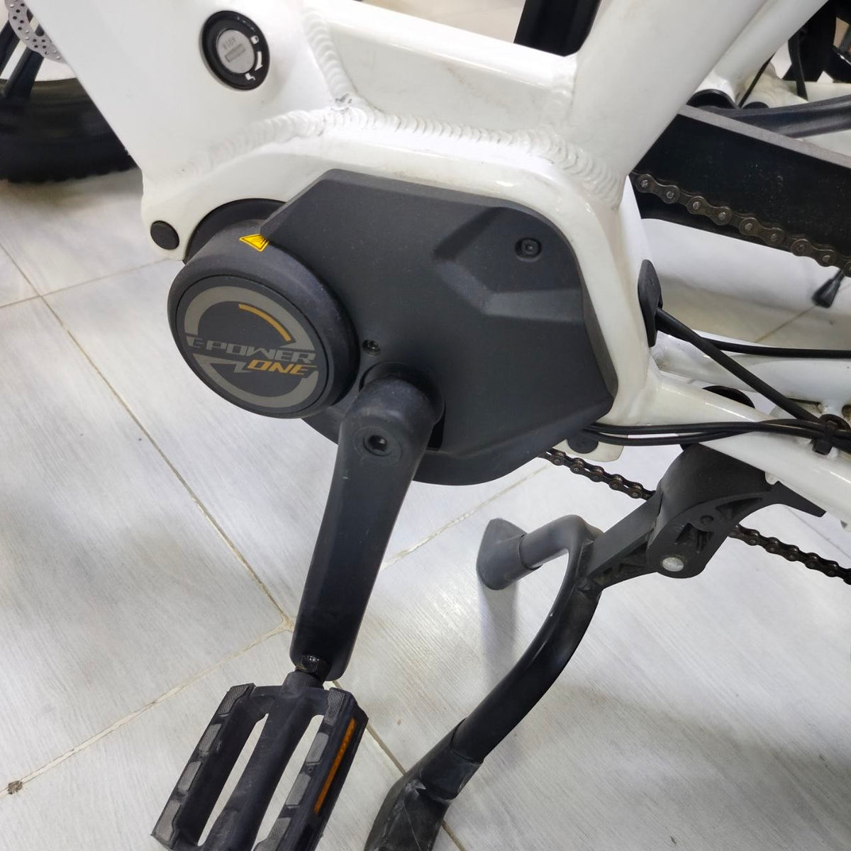 دراجة كهربائية Nakamura Crosscity+ بسلة أمامية وحامل خلفي – أبيض | Nakamura Crosscity+ Cargo E-Bike