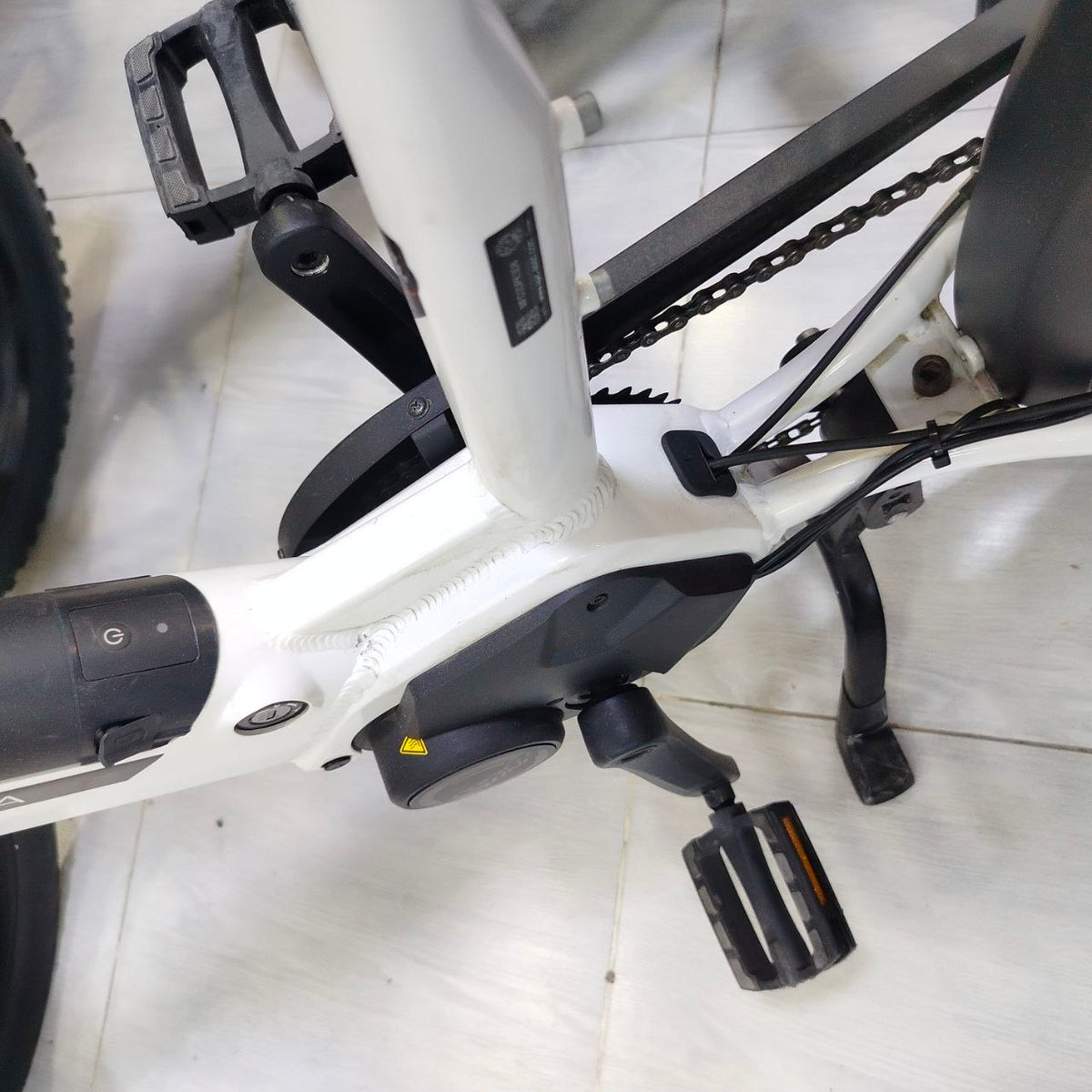 دراجة كهربائية Nakamura Crosscity+ بسلة أمامية وحامل خلفي – أبيض | Nakamura Crosscity+ Cargo E-Bike