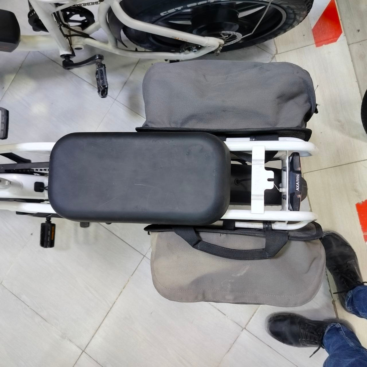 دراجة كهربائية Nakamura Crosscity+ بسلة أمامية وحامل خلفي – أبيض | Nakamura Crosscity+ Cargo E-Bike