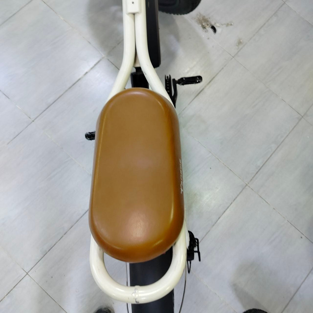 دراجة كهربائية ENGWE M20 بتصميم موطو كلاسيكي – أبيض | ENGWE M20 Moped-Style E-Bike