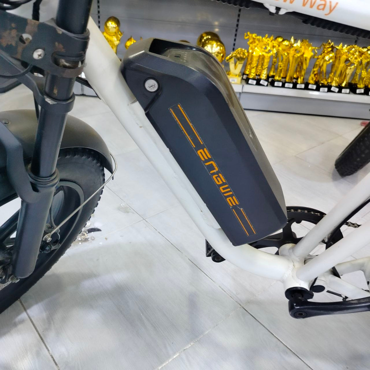 دراجة كهربائية ENGWE M20 بتصميم موطو كلاسيكي – أبيض | ENGWE M20 Moped-Style E-Bike
