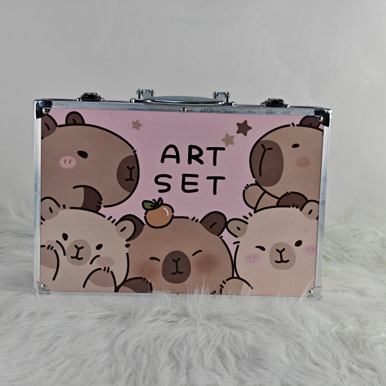 حقيبة أدوات الرسم والتلوين للأطفال – Art Set in Cute Bear Case مجموعة فنية مميزة بتصميم لطيف تمنح الأطفال تجربة ممتعة في الرسم، التلوين، والإبداع كل يوم