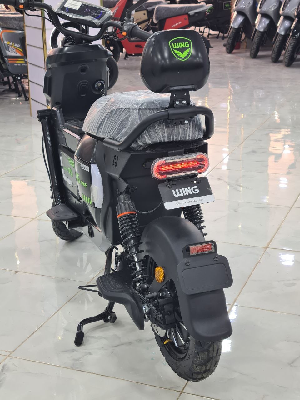 موطو كهربائية V6 للكبار بتصميم عصري ومصباح LED | V6 Electric Scooter for Adults with LED Headlight