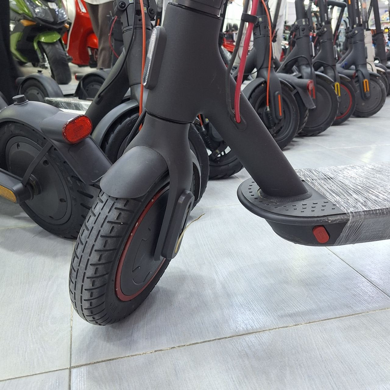 سكوتر كهربائي قابل للطي للكبار والشباب بتصميم عملي وخفيف | Foldable Electric Scooter for Youth & Adults