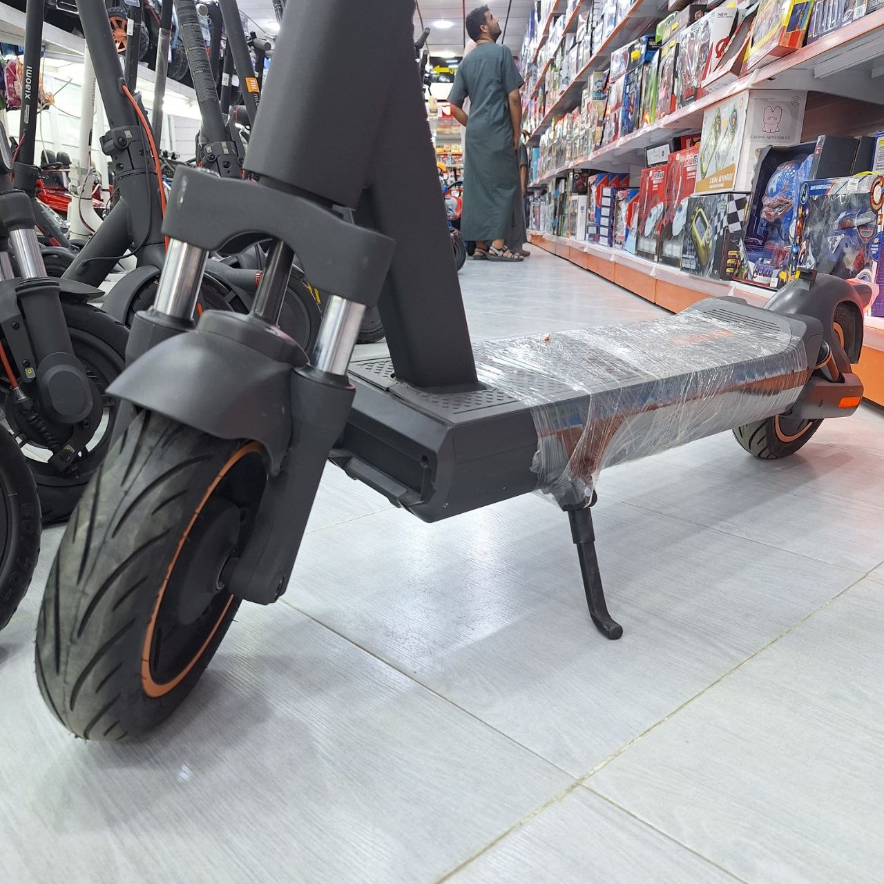 سكوتر كهربائي UBALDO EM11B-1 للشباب والكبار بمحرك 500W وعجلات 10 إنش | UBALDO EM11B-1 Electric Scooter 500W