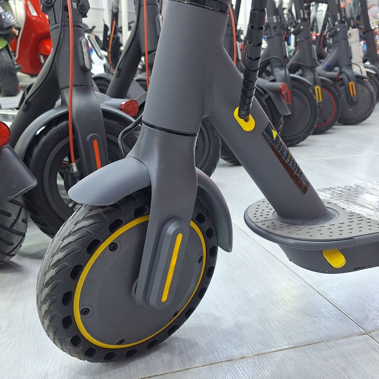 سكوتر كهربائي UBALDO للشباب والكبار بتصميم رياضي قابل للطي | UBALDO Foldable Electric Scooter