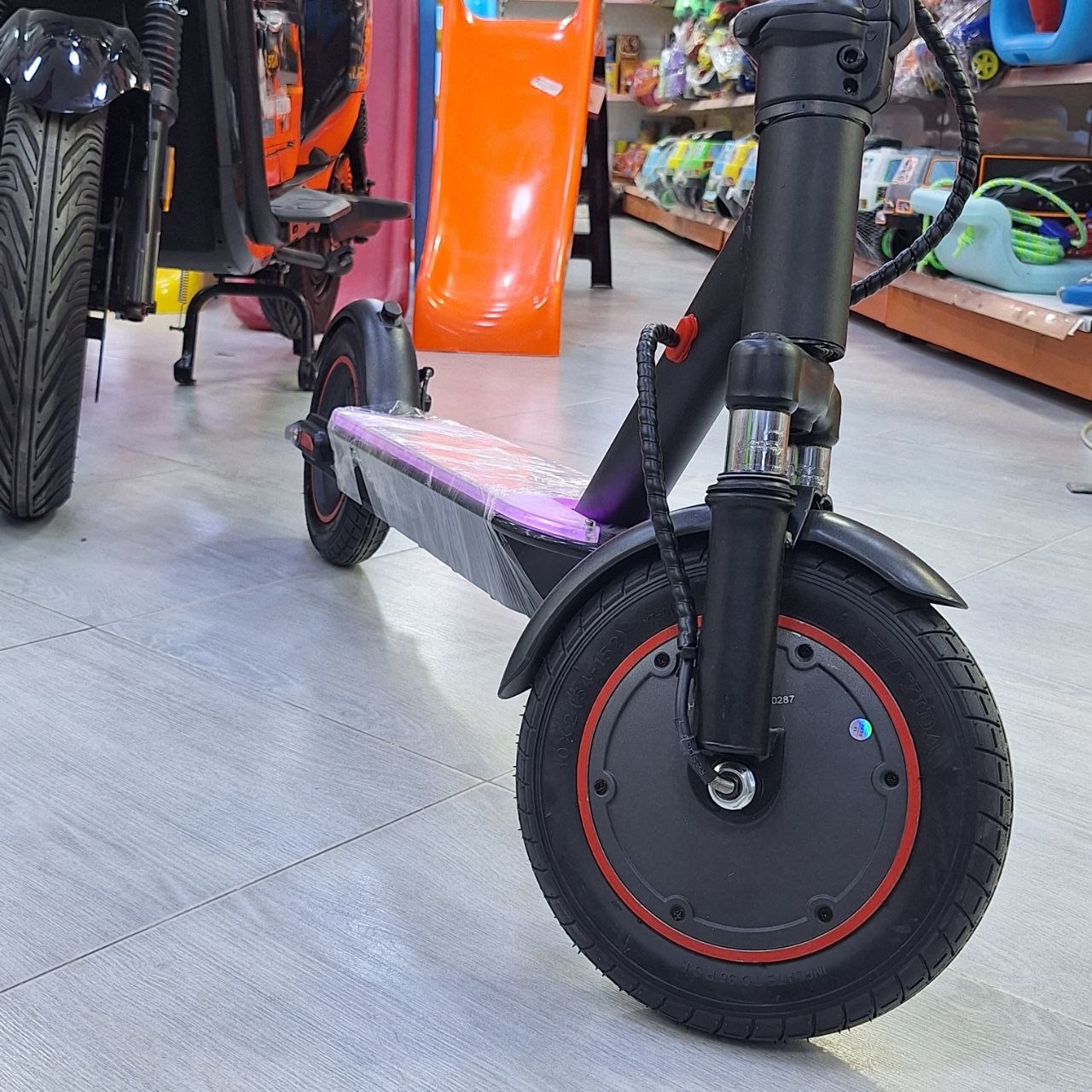 سكوتر كهربائي أسود قابل للطي للشباب والكبار بإضاءة أمامية وتصميم رياضي | Black Foldable Electric Scooter for Youth &amp; Adults