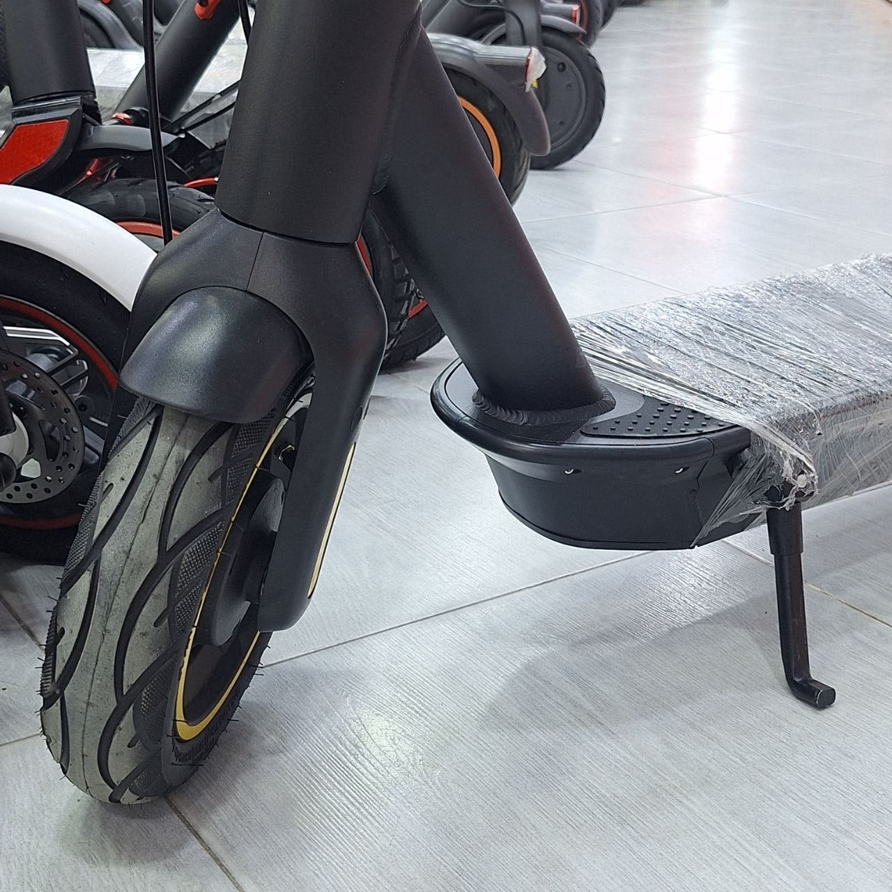 سكوتر كهربائي قابل للطي مع عجلة احتياطية | Foldable Electric Scooter with Spare Tire