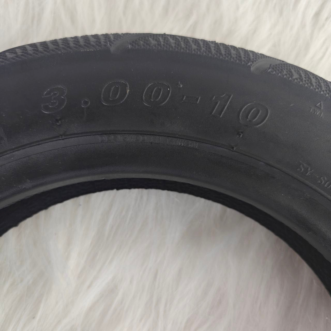 إطار سكوتر صلب مقاس 3.00-10 – Solid Scooter Tire 3.00-10 الخيار المثالي لمن يبحث عن المتانة، الثبات، والأداء الجيد في التنقل اليومي