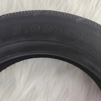 إطار سكوتر صلب مقاس 3.00-10 – Solid Scooter Tire 3.00-10 الخيار المثالي لمن يبحث عن المتانة، الثبات، والأداء الجيد في التنقل اليومي