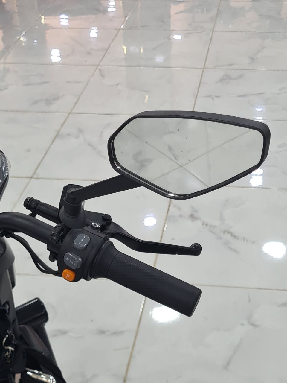 موطو كهربائية V6 للكبار بتصميم عصري ومصباح LED | V6 Electric Scooter for Adults with LED Headlight