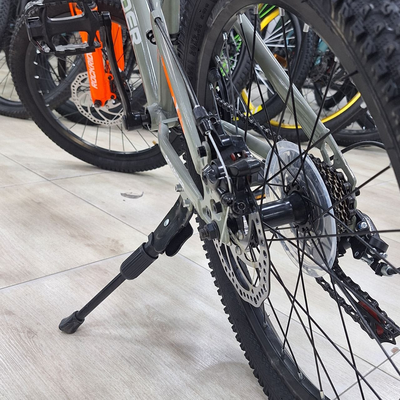 دراجة هوائية ROCKRIDER M1 للأطفال والشباب مقاس 20 بتصميم رياضي وفرامل قرصية | ROCKRIDER M1 20” Sport Bike for Kids &amp; Youth