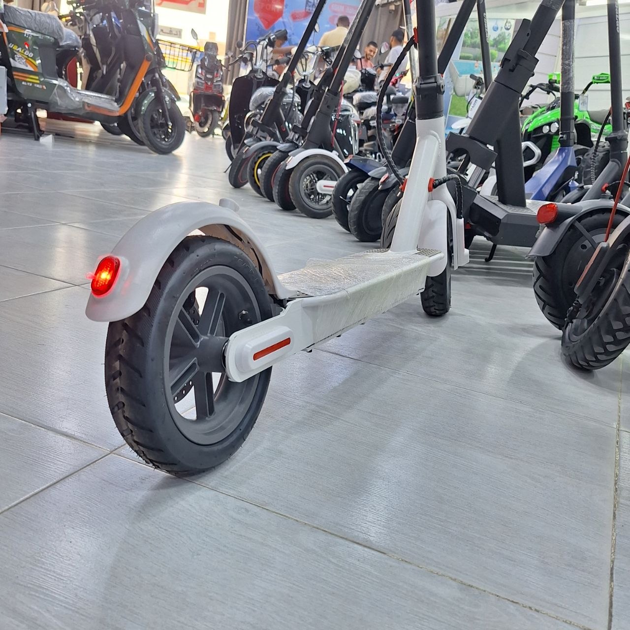 سكوتر كهربائي أبيض قابل للطي للشباب والكبار بتصميم عصري | White Foldable Electric Scooter for Youth &amp; Adults