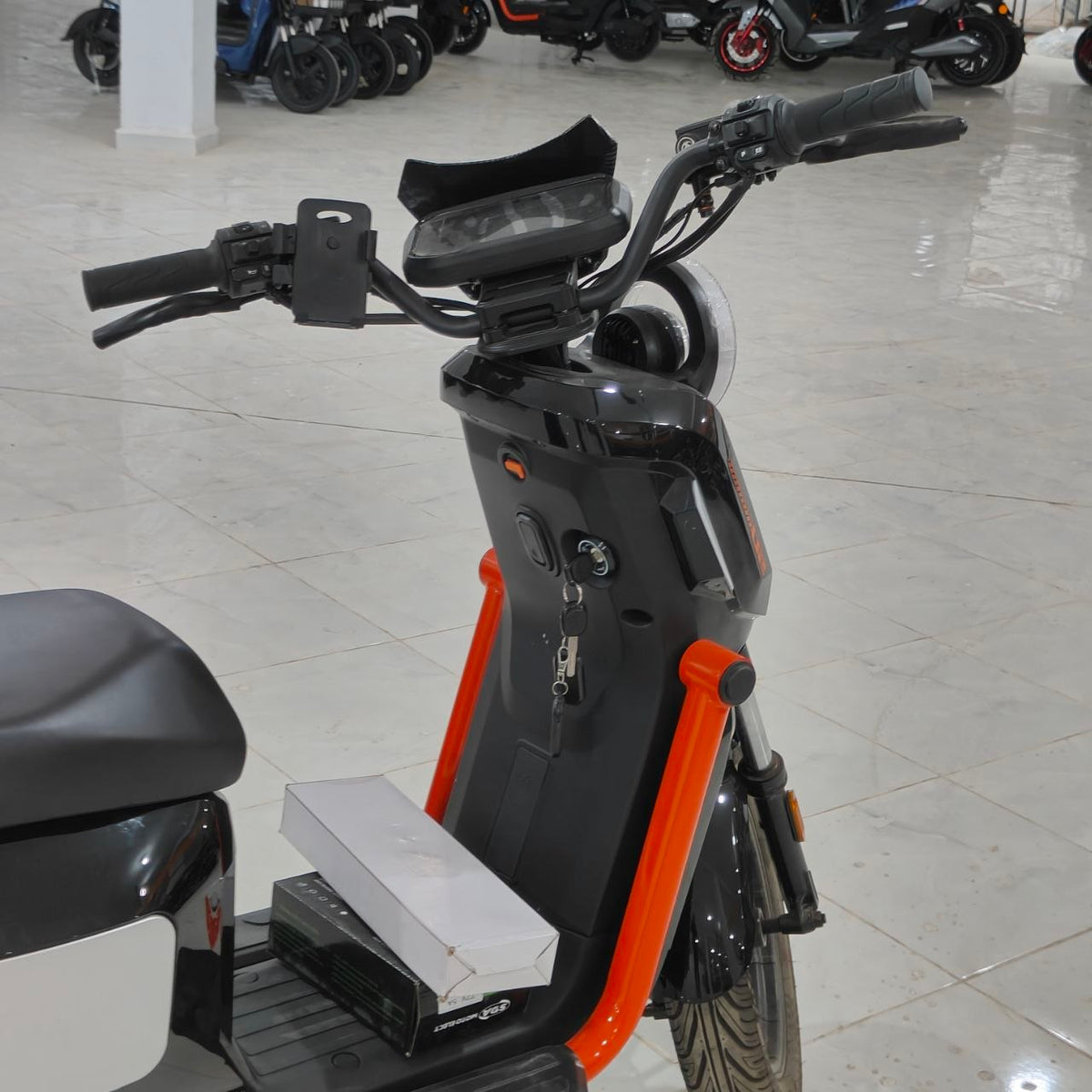 دراجة كهربائية SDA U2 — أسود وأبيض | SDA U2 Electric Scooter