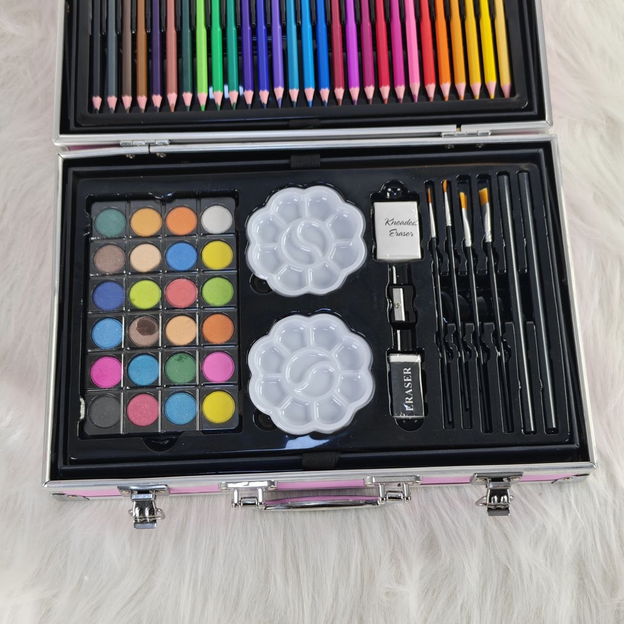 حقيبة أدوات الرسم والتلوين للأطفال – Art Set in Cute Bear Case مجموعة فنية مميزة بتصميم لطيف تمنح الأطفال تجربة ممتعة في الرسم، التلوين، والإبداع كل يوم