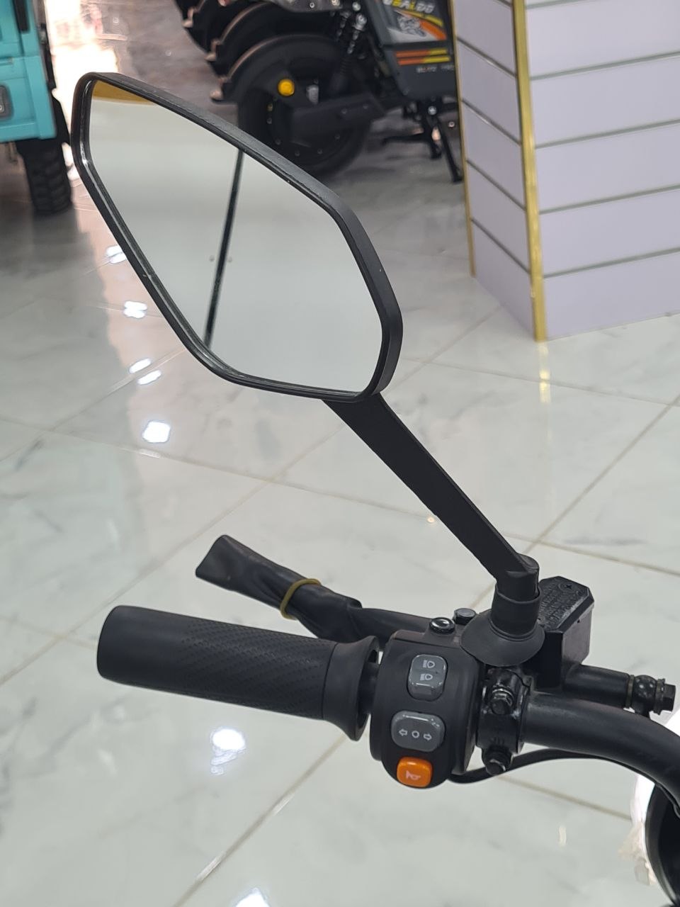 موطو كهربائية V6 للكبار بتصميم عصري ومصباح LED | V6 Electric Scooter for Adults with LED Headlight
