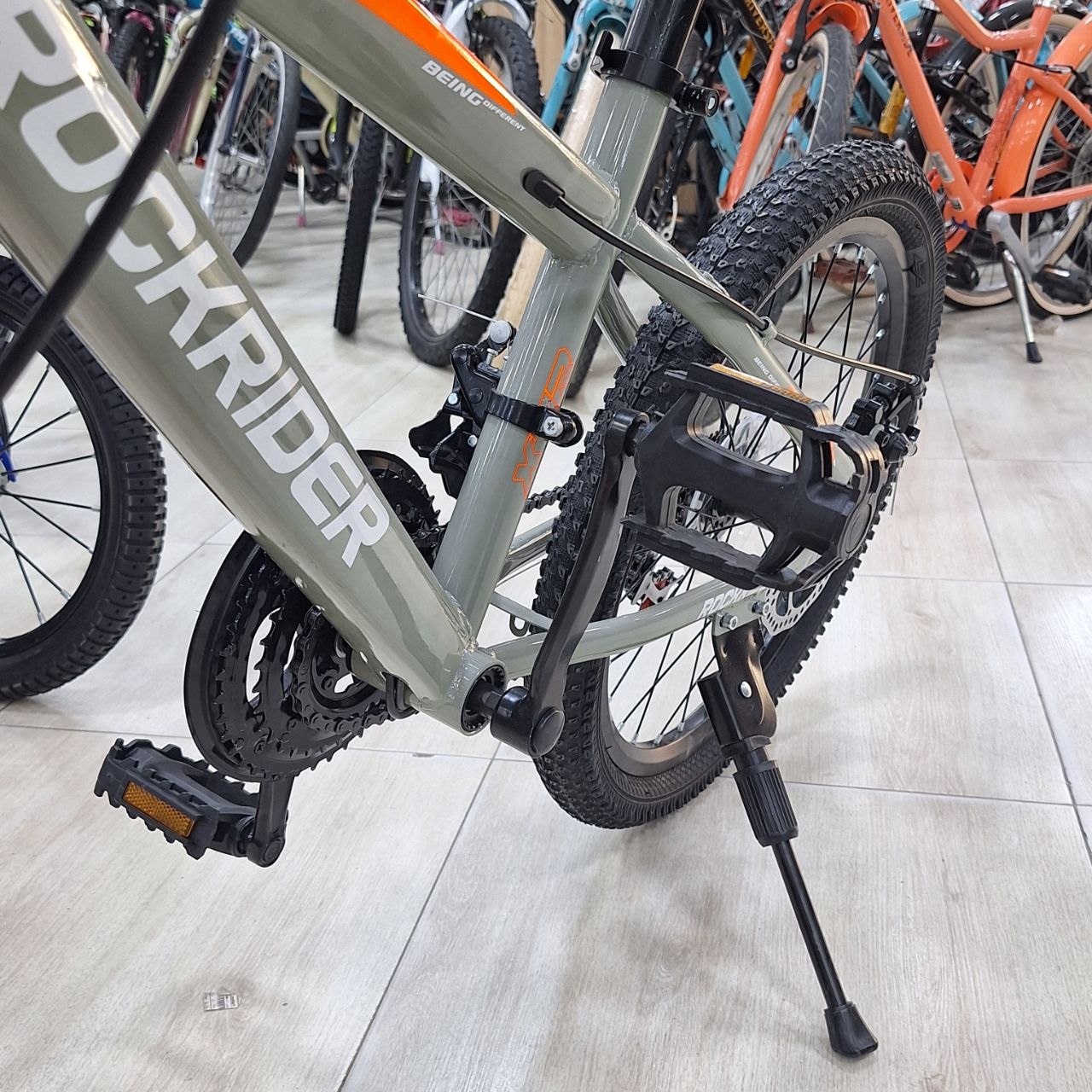 دراجة هوائية ROCKRIDER M1 للأطفال والشباب مقاس 20 بتصميم رياضي وفرامل قرصية | ROCKRIDER M1 20” Sport Bike for Kids &amp; Youth