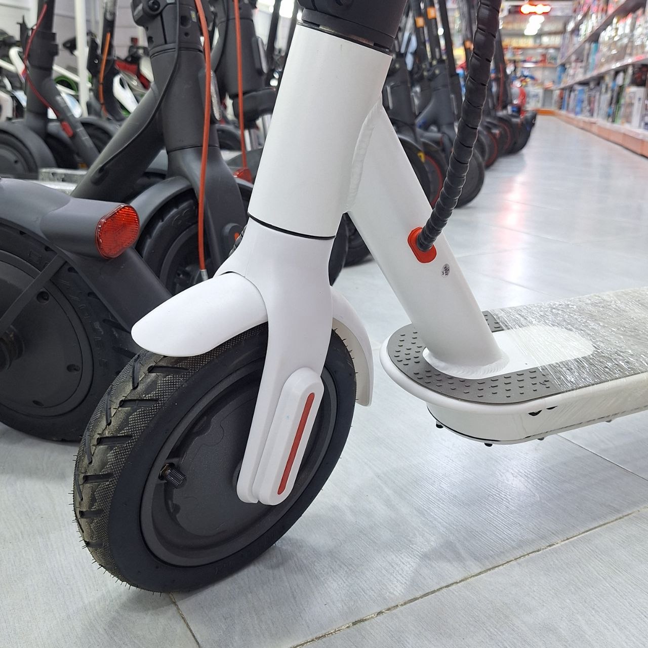 سكوتر كهربائي أبيض قابل للطي للشباب والكبار بتصميم عصري | White Foldable Electric Scooter for Youth &amp; Adults