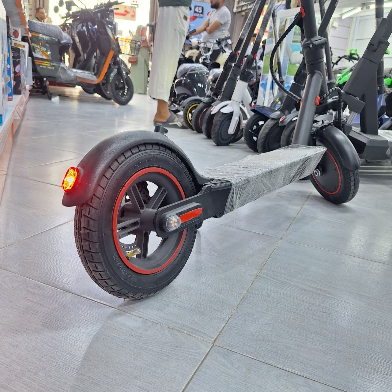 سكوتر كهربائي أسود قابل للطي للشباب والكبار بتصميم رياضي | Black Foldable Electric Scooter for Youth &amp; Adults