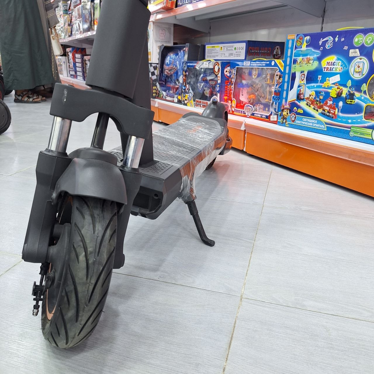 سكوتر كهربائي UBALDO EM11B-1 للشباب والكبار بمحرك 500W وعجلات 10 إنش | UBALDO EM11B-1 Electric Scooter 500W