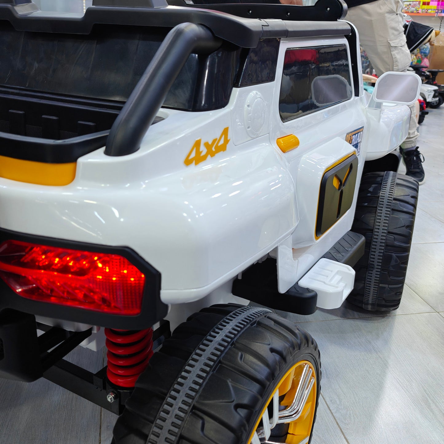 سيارة جيب كهربائية للأطفال BETTER 4x4 | BETTER 4x4 Kids Electric Ride-On Jeep