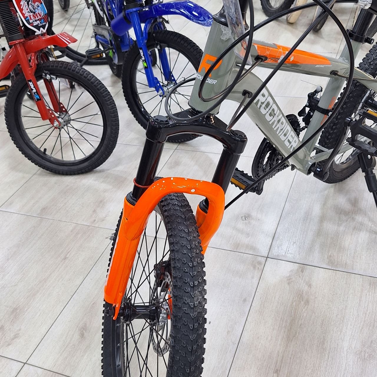 دراجة هوائية ROCKRIDER M1 للأطفال والشباب مقاس 20 بتصميم رياضي وفرامل قرصية | ROCKRIDER M1 20” Sport Bike for Kids &amp; Youth