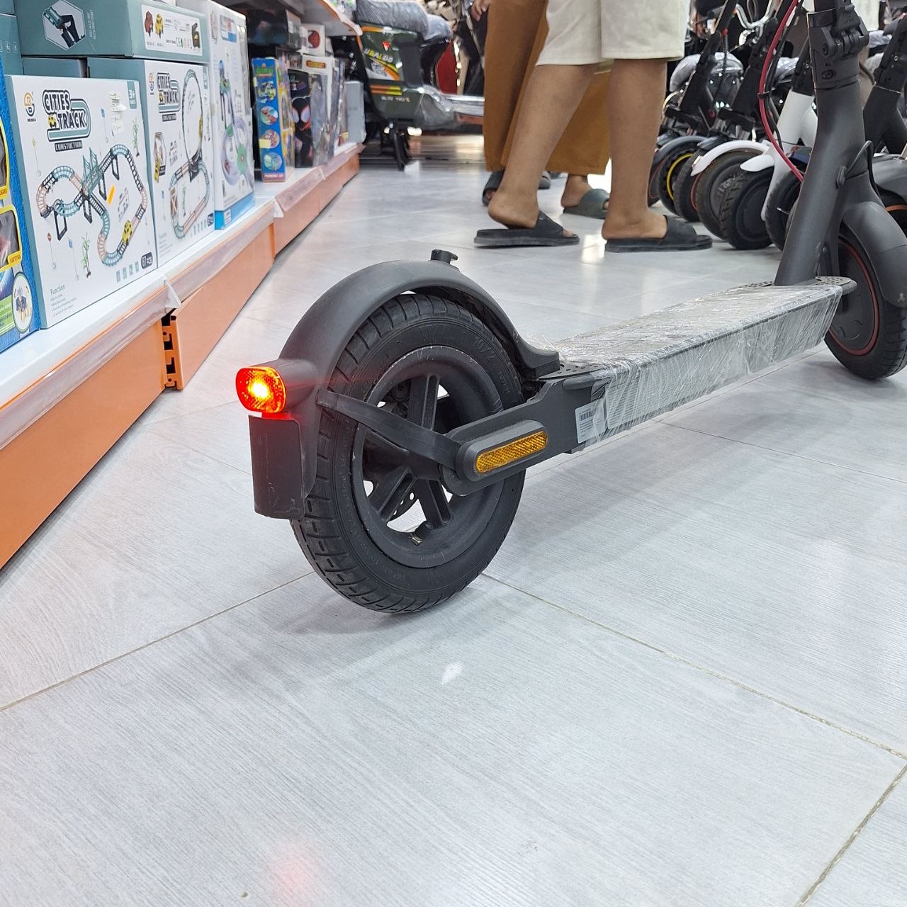 سكوتر كهربائي قابل للطي للكبار والشباب بتصميم عملي وخفيف | Foldable Electric Scooter for Youth & Adults