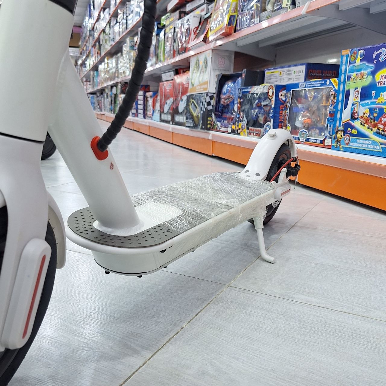 سكوتر كهربائي أبيض قابل للطي للشباب والكبار بتصميم عصري | White Foldable Electric Scooter for Youth &amp; Adults