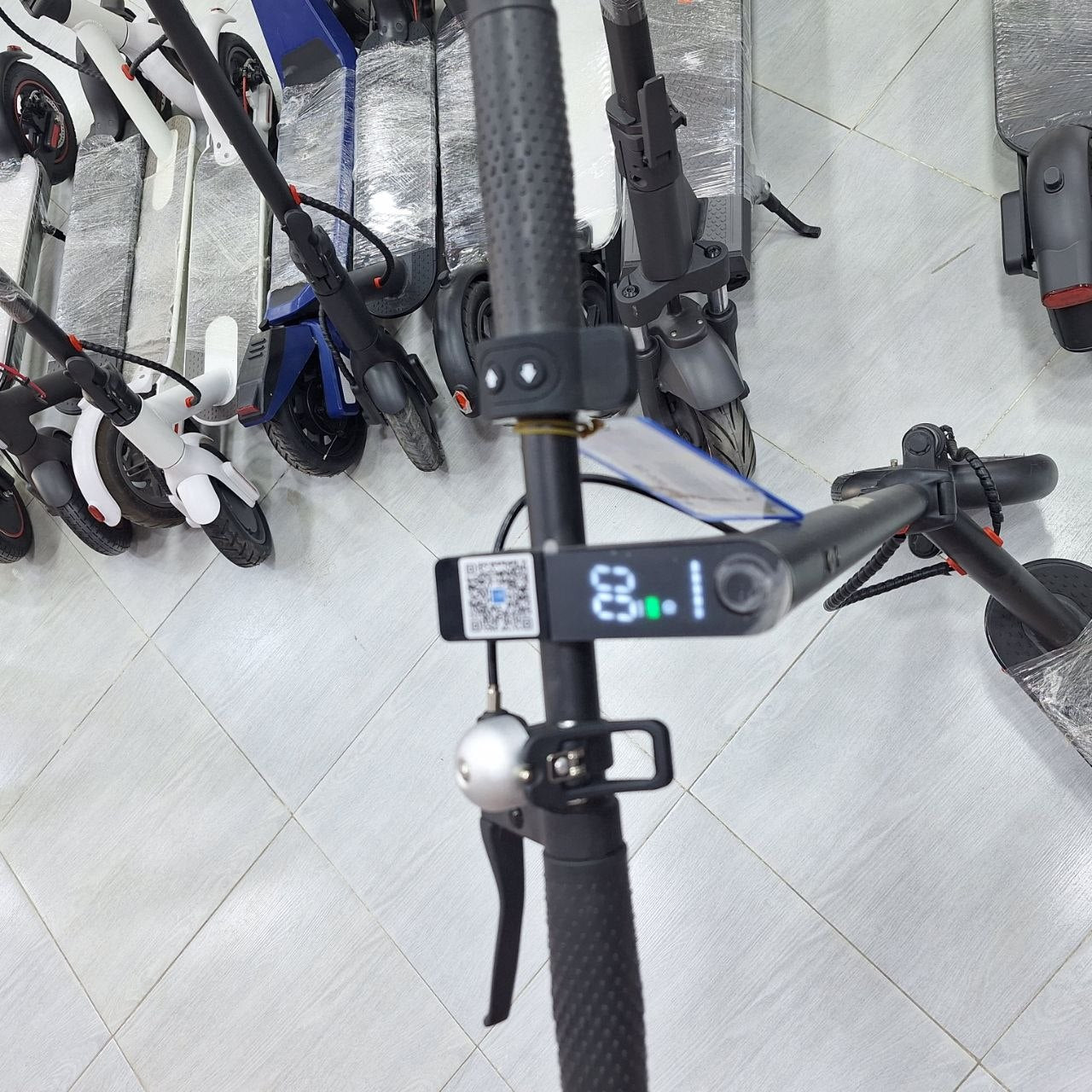 سكوتر كهربائي أسود قابل للطي للشباب والكبار بتصميم رياضي | Black Foldable Electric Scooter for Youth &amp; Adults